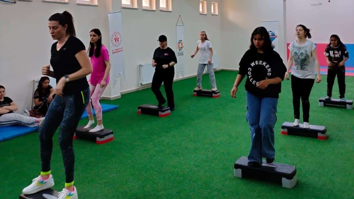 Okulumuzun step aerobik takımı Engelliler Haftası programı için çalışmalarına devam ediyor