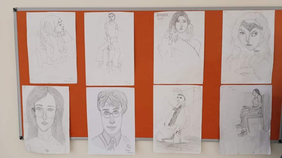 11-E sınıfı öğrencisi Çağrı Tanrıöver'in Görsel Sanatlar dersi ve Resim kursunda çalıştığı karakalem desen çalışmalarından oluşan mini pano sergisi